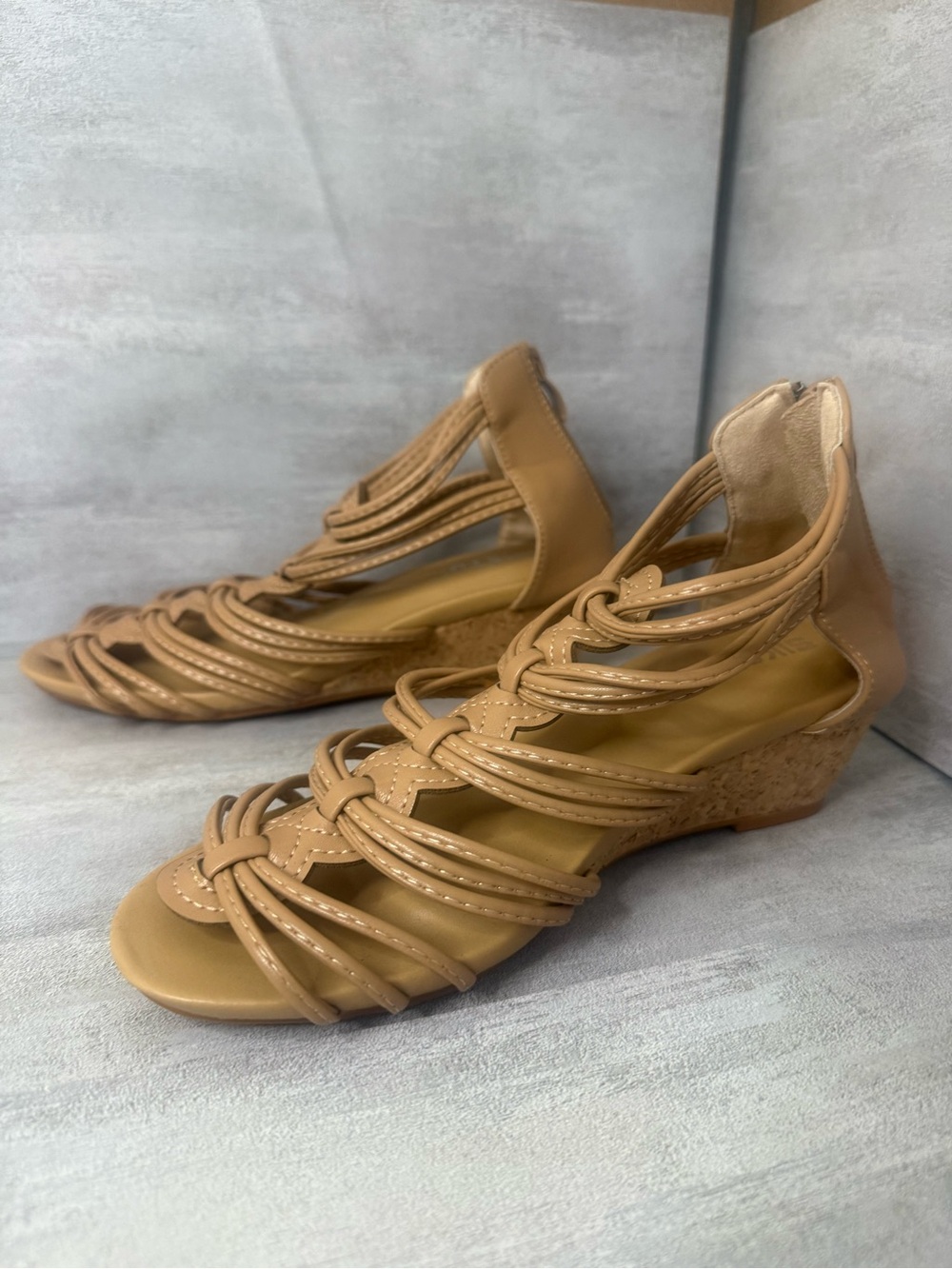Siketu Women's Beige Strappy Wedge Sandals Cushioned Back Zip US 7.5 NEW